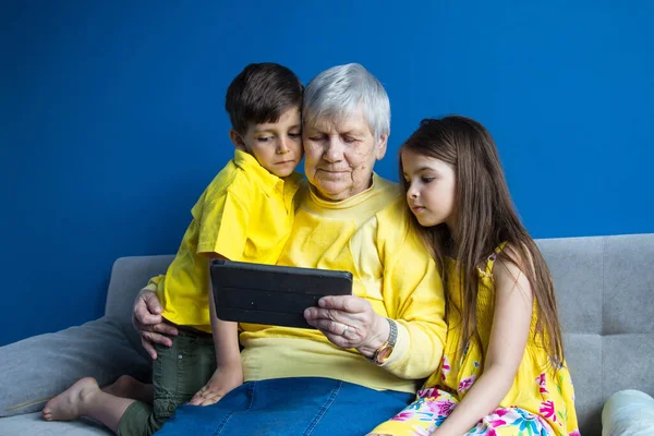 Yaşlı bir büyükanne ve sevgili torunları evde oturup telefonda konuşuyorlar.