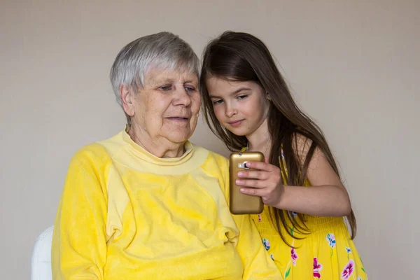 Uma Velha Avó Seus Amados Netos Sentam Casa Conversam Telefone — Fotografia de Stock