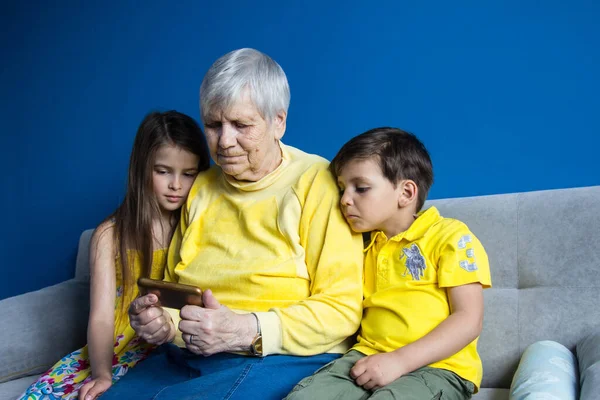 Uma Velha Avó Seus Amados Netos Sentam Casa Tiram Fotos — Fotografia de Stock