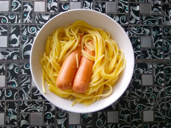 Piatto Con Deliziosi Spaghetti Due Succose Salsicce Vista Dall Alto — Foto Stock