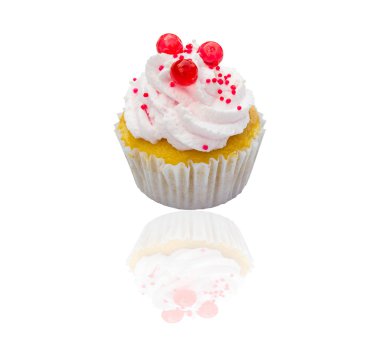 Kek ile üzerine beyaz krem ve izole şanti