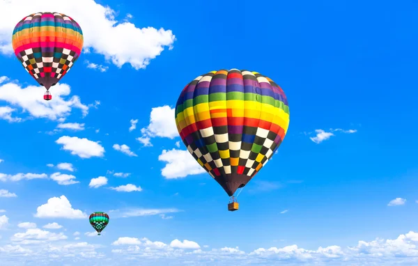 Balão Balão de ar quente colorido bonito voando no céu vasto Paisagem gramada — Fotografia de Stock