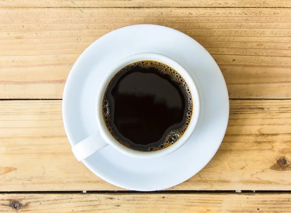 Kaffeetasse auf Holztischhintergrund — Stockfoto