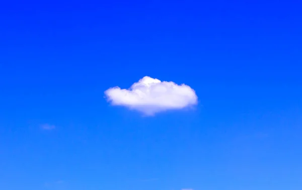 Ciel fond bleu avec des nuages blancs . — Photo