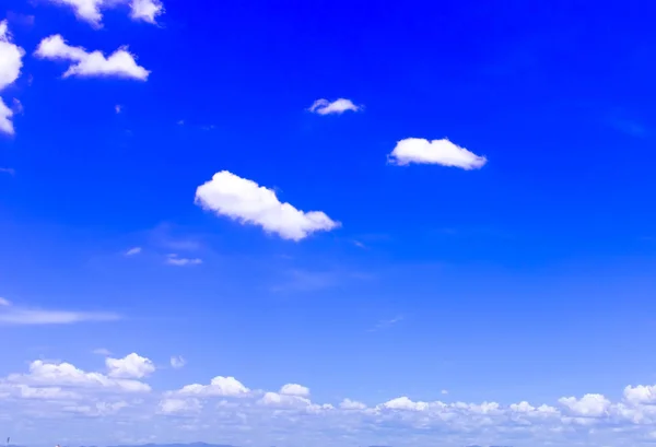 Céu Fundo bonito azul com nuvens brancas . — Fotografia de Stock