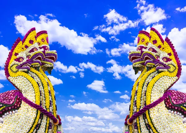 Serpente feita de flores Fundo céu tailândia . — Fotografia de Stock
