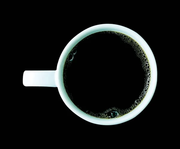 Filiżanka kawy na białym tle na czarnym tle. — Zdjęcie stockowe