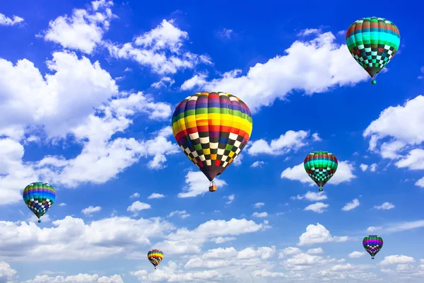 Balão ar quente bonito colorido voando no céu vasto Paisagem . — Fotografia de Stock