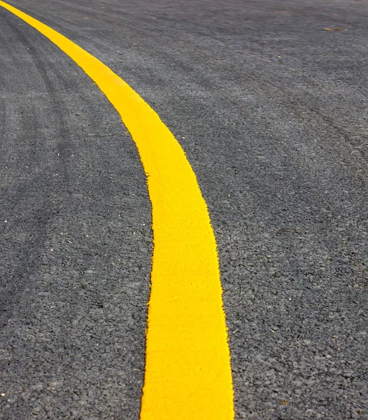 Route Asphalte surface de la route avec une ligne jaune . — Photo