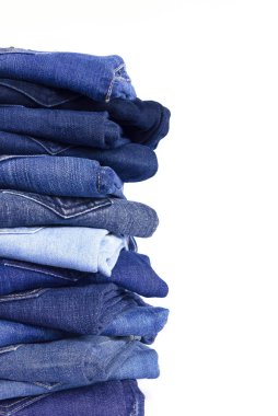 Beyaz arka plan tasarımı ve metin inpu için boş üzerinde yığılmış kot