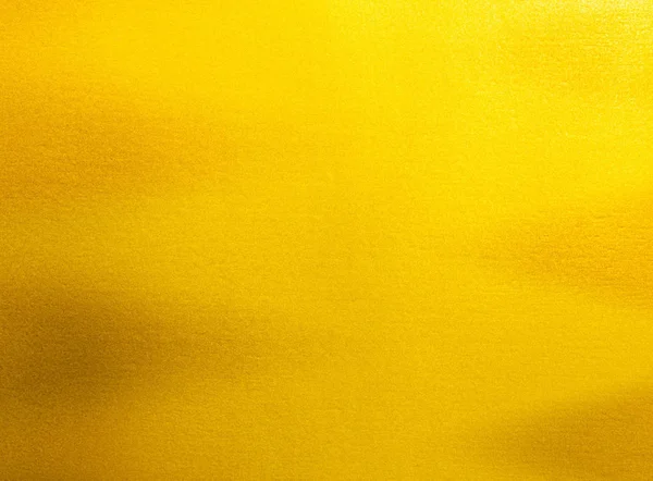 光沢のある黄色の葉の金箔の質感の背景. — ストック写真