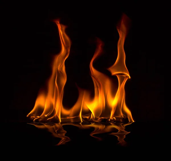 Flamme med gnister på svart bakgrunn – stockfoto