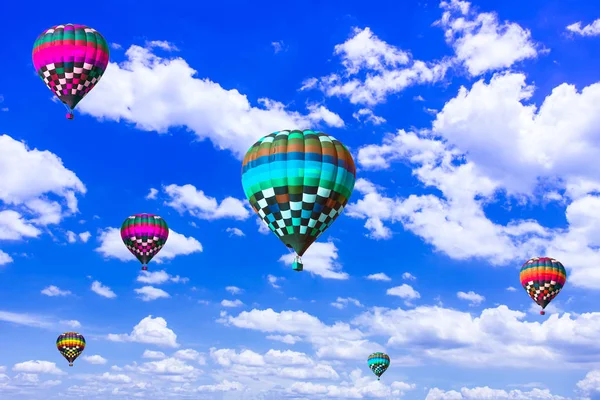 Balão de ar quente colorido contra o céu azul — Fotografia de Stock