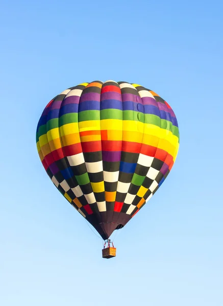 Balão de ar quente colorido contra o céu azul — Fotografia de Stock