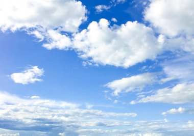 Beyaz bulutlu mavi gökyüzü.