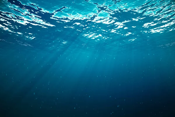 3d renderização subaquática com raios solares e em mar tropical profundo . — Fotografia de Stock