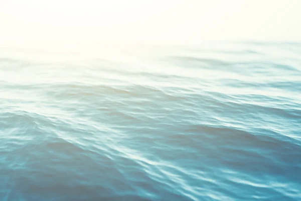 Fundo de água azul com ondulações, mar, vista do ângulo baixo da onda do oceano. Plano de fundo da Natureza. Foco duro com foco seletivo. Renderização 3d — Fotografia de Stock