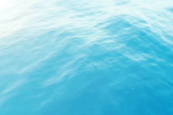 Fondo de agua azul con ondulaciones, mar, vista de ángulo bajo de onda oceánica. Primer plano Fondo de la naturaleza. Enfoque duro con enfoque selectivo. renderizado 3d — Foto de Stock