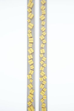 Paketleri teslim, paketleme hizmeti ve paketler ulaşım sistemi kavramı, Konveyör bant, 3d render üzerinde karton kutular