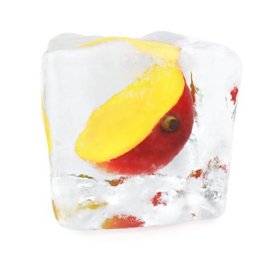 Donmuş buz küp dilim Mango Ice cube önünde görüntülemek, beyaz arka plan üzerinde 3d render izole tek Ice cube