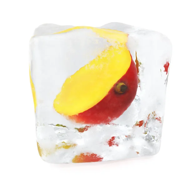 Rebanada Mango congelado en cubo de hielo, cubo de hielo en vista frontal, solo cubo de hielo aislado sobre fondo blanco, 3d renderizado — Foto de Stock