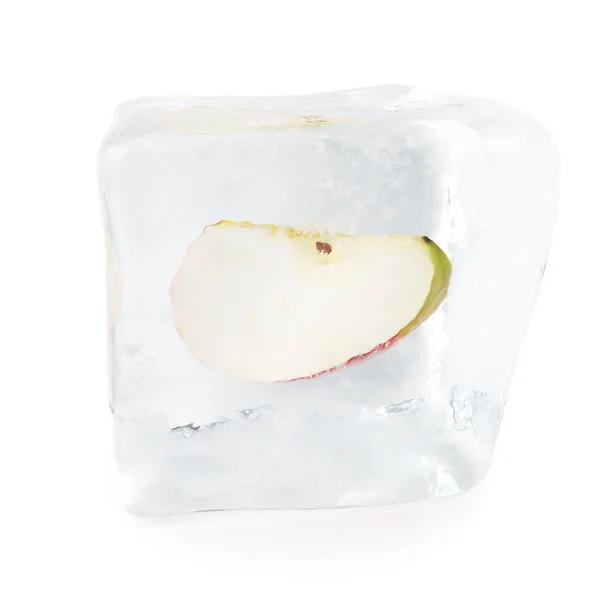 Ломтик яблока заморожен в кубике льда, кубик льда в передней части зрения, один кубик льда изолирован на белом фоне. 3d-рендеринг — стоковое фото
