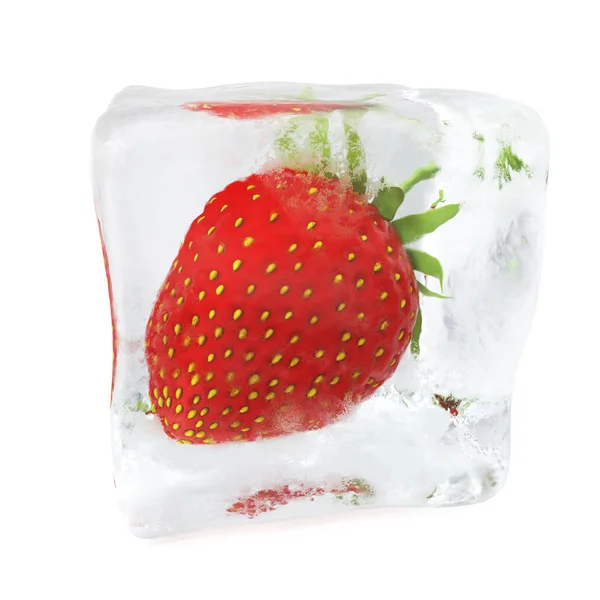 Morango congelado em cubo de gelo, cubo de gelo em vista frontal, cubo de gelo isolado em fundo branco. Renderização 3d — Fotografia de Stock