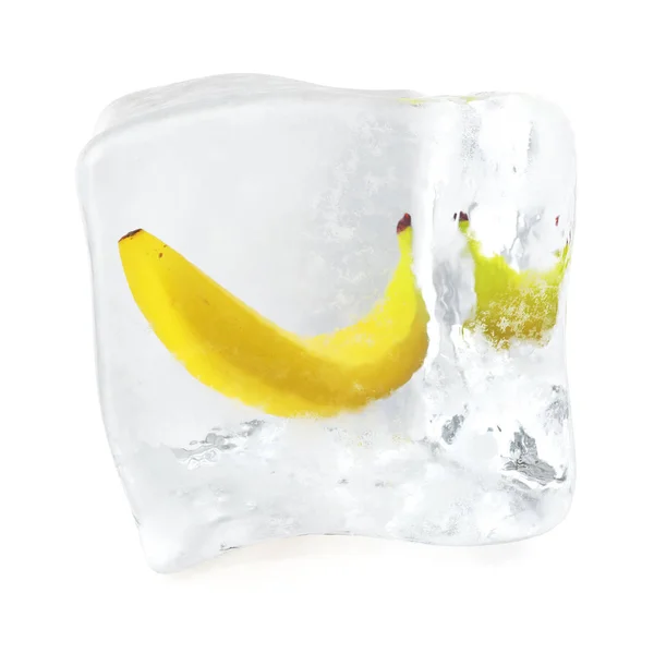 Plátano congelado en cubo de hielo, cubo de hielo en vista frontal, cubo de hielo aislado sobre fondo blanco. renderizado 3d — Foto de Stock