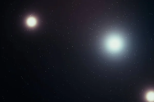 Внешнее пространство заполнено бесконечным количеством звезд, галактик, туманностей. Красивый красочный фон. 3d-рендеринг — стоковое фото
