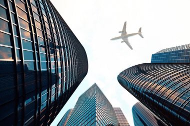 Gökdelenlerin düşük açılı görünüş. Gün batımı perspektif kadar arıyor, gökdelenler. Alt görünümü içinde ışık gün batımında akşam iş bölgesinde modern gökdelenlerin. Başarı sanayi tec iş kavramı