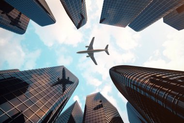 Gökdelenlerin düşük açılı görünüş. Gün batımı perspektif kadar arıyor, gökdelenler. Alt görünümü içinde ışık gün batımında akşam iş bölgesinde modern gökdelenlerin. Başarı sanayi tec iş kavramı