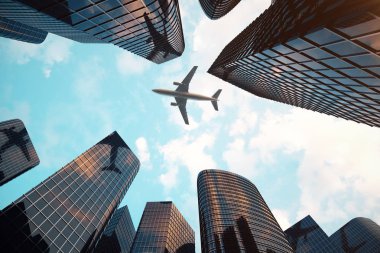 Gökdelenlerin düşük açılı görünüş. Gün batımı perspektif kadar arıyor, gökdelenler. Alt görünümü içinde ışık gün batımında akşam iş bölgesinde modern gökdelenlerin. Başarı sanayi tec iş kavramı