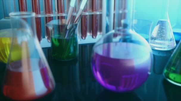 Εργαστήριο φιάλες με χρωματιστά υγρά. Επιστήμης και της χημικής ουσίας, χημείας έννοια, 3d animation — Αρχείο Βίντεο