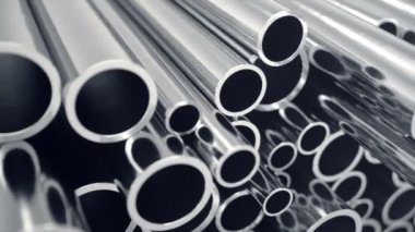 Sanayi iş üretim ve ağır Metalurji Sanayi ürünleri, çok parlak çelik borular, iş üretim kavramı seçici odak etkisi ile imalat sanayi arka plan. 4k 3d