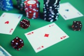 3D obrázek hraje čipů, karet a peníze na kasino hra na zeleném stole. Skutečné nebo Online kasino koncept