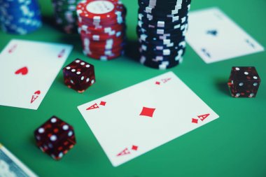3d çizim cips, kartları ve para casino oyunu için yeşil masada oynarken. Gerçek ya da Online casino kavramı