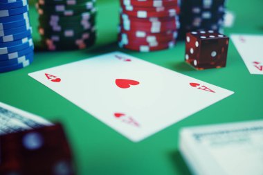 3D çizim casino oyunu. Cips, oyun kartları poker için. Poker fişleri, kırmızı zar ve para yeşil masada. Online casino kavramı.