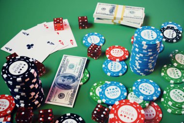 3D çizim casino oyunu. Cips, oyun kartları poker için. Poker fişleri, kırmızı zar ve para yeşil masada. Online casino kavramı