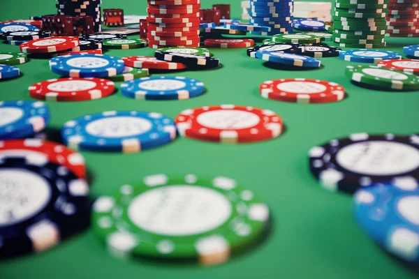 3D çizim casino oyunu. Cips, oyun kartları poker için. Poker fişleri, kırmızı zar ve para yeşil masada. Online casino kavramı
