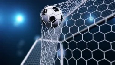 Futbol topu kaleye uçtu. Futbol topu ağları büker, mavi gökyüzünün arka planına karşı.