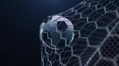 Futbol topu kaleye uçtu. Futbol topu ağları büker, mavi gökyüzünün arka planına karşı.