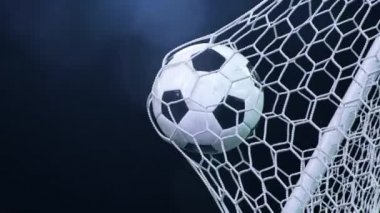 Gökyüzü arka planında gol ağındaki futbol topu. Futbol topu kaleye uçtu..