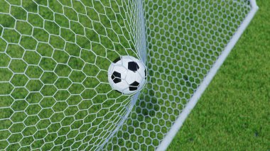 3D illüstrasyon futbol topu kaleye uçtu. Futbol topu, çimin arka planına karşı ağı büker. Futbol topu çim arka planda gol ağında. Bir anlık zevk.