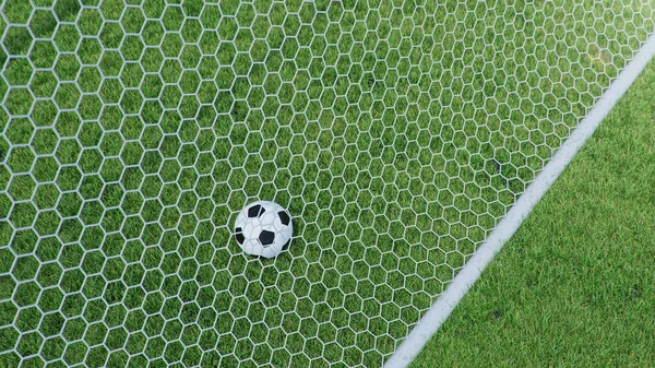 3D illustration Fotboll flög in i målet. Fotboll böjer nätet, mot bakgrund av gräs. Fotboll i mål nät på gräs bakgrund. Ett ögonblick av glädje — Stockfoto