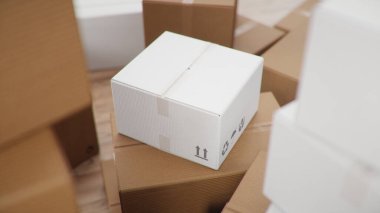Malları, paketleri, karton kutuları evdeki ahşap bir odada teslim etmek için yığınla karton kutu. Paket teslimatı, paket taşıma sistemi konsepti. 3B illüstrasyon