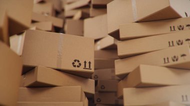 Karton kutuların 3 boyutlu resimleme arkaplanı. Mal ve paket teslimatı için bir yığın karton kutu. Depo kutularla dolu. Paket teslimatı, paket taşıma sistemi kavramı