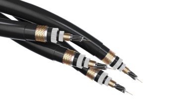 3D görüntüleme, beyaz arka planda izole edilmiş fiber optik kablo konsepti. Geleceğin kablo teknolojisi. Enine kesitte ayrıntılı kıvrımlı kablo. Güçlü iletişim teknolojisi. Ağ konsepti