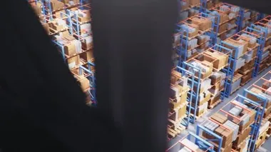 Endüstriyel depodaki raflardaki kutuların görüntüsü