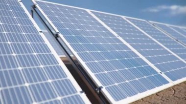 hareketli güneş panelleri gün ışığında parlıyor