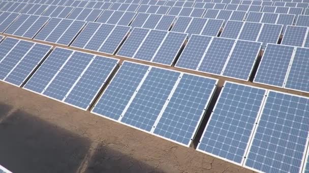 阳光照射在田野上的太阳能电池板 — 图库视频影像